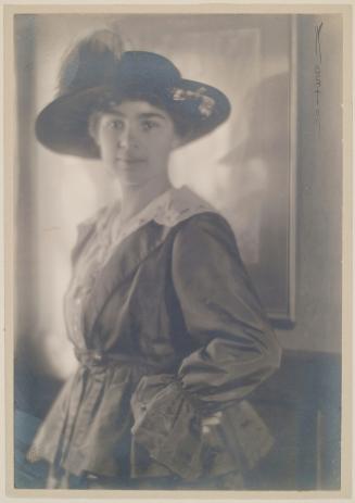 Portrait of Eulalia Richardson with large hat, Tropico