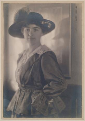 Portrait of Eulalia Richardson with large hat, Tropico