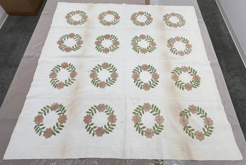 American floral wreath applique quilt